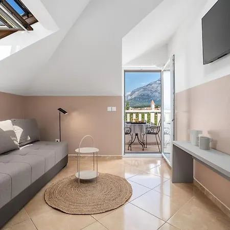 Lux בית הארחה 4*